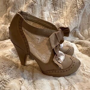 NEW - Not Rated - Tan Cream lace heels/booties Size 6
